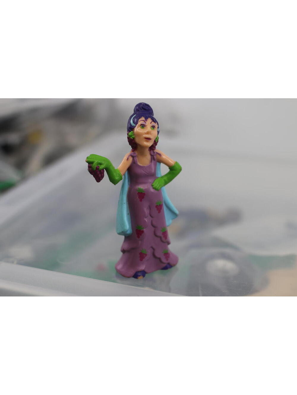 Vintage 1982 Strawberry Shortcake Sour Grapes Holding Grapes Mini Figure